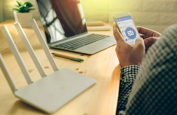 Man Hand Menggunakan Telepon Seluler Dengan Aplikasi Mail — Stok Foto