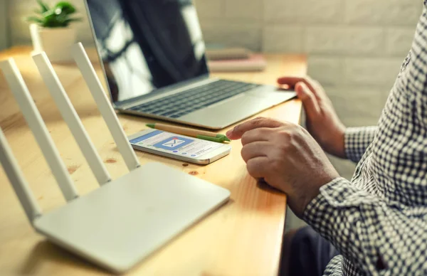 Man Handen Med Mobiltelefon Med Postprogrammet — Stockfoto