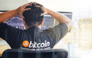 Hisse senedi bitcoin grafik Pazar arka planı üzerinde umutsuzluk adam.