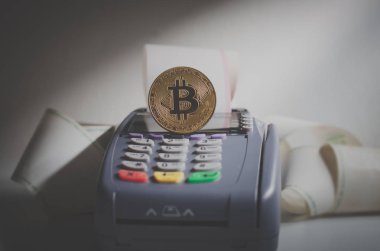 Kredi kartı makine üzerinde altın bitcoin cryptocurrency. Bitcoin tarafından fatura kavramı ödemeye öder 