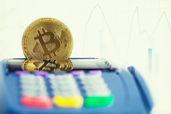 Goldene Kryptowährung Bitcoin Auf Kreditkartenautomaten Bezahlt Mit Bitcoin Eine Rechnung — Stockfoto