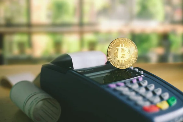 Goldene Kryptowährung Bitcoin Auf Kreditkartenautomaten Bezahlt Mit Bitcoin Eine Rechnung — Stockfoto