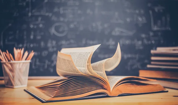 Schulbücher Auf Schreibtisch Formeln Und Physik Inschrift Auf Der Tafel — Stockfoto