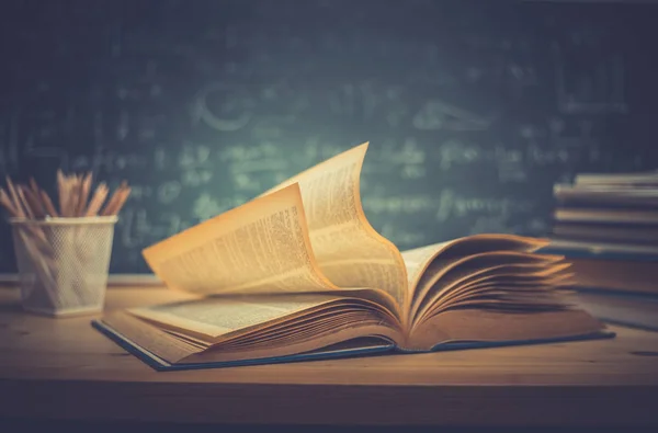 Schulbücher Auf Schreibtisch Formeln Und Physik Inschrift Auf Der Tafel — Stockfoto