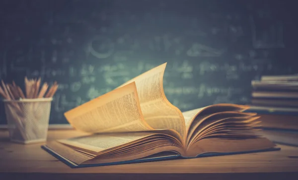 Schoolboeken Bureau Formules Natuurkunde Inscriptie Het Bord Onderwijs Concept — Stockfoto