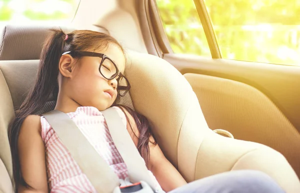 Ragazza Che Dorme Nel Seggiolino Auto — Foto Stock