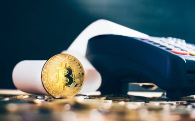 Kredi kartı makine üzerinde altın bitcoin cryptocurrency. Bitcoin tarafından fatura kavramı ödemeye öder 