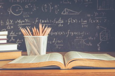 Okul kitapları Resepsiyon formülleri ve blackboard eğitim kavramı kitabe fizik