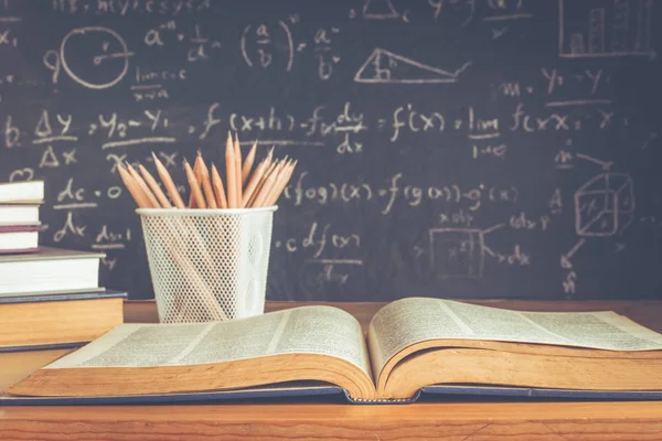 Schulbücher Auf Schreibtisch Formeln Und Physik Inschrift Auf Der Tafel — Stockfoto
