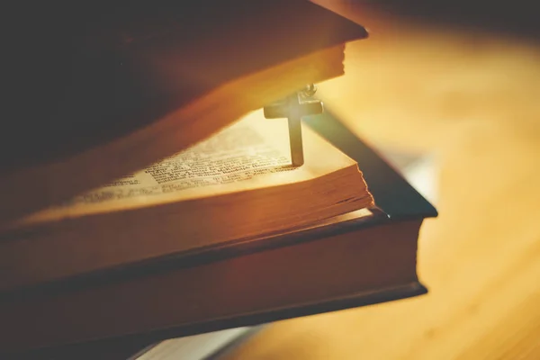 Primo Piano Della Collana Croce Cristiana Legno Accanto Alla Sacra — Foto Stock