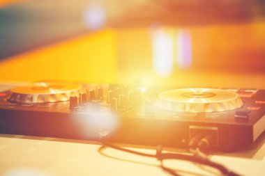 Profesyonel ses mikseri denetleyicisi. Müzik çalmak için ses karıştırıcı dj. Parça remix