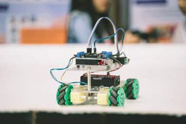 Robot ve uzaktan kumanda bakarak çocuk. Asyalı çocuk programlama robot, sınıf, eğitim kavramı