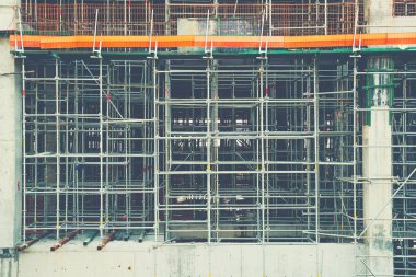 İnşaat alanında, çelik yapı yapım aşamasında.