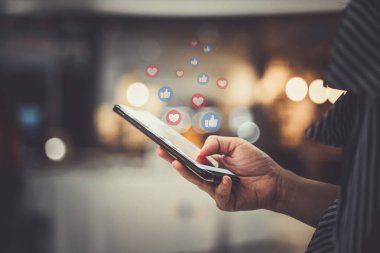 Sosyal medya kavramına sahip akıllı telefon kullanımı.