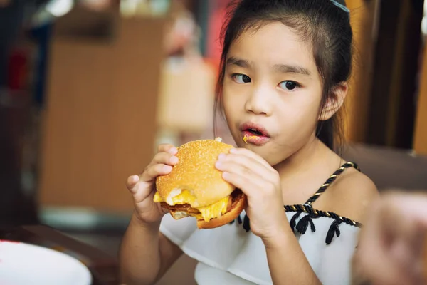 Aziatisch Eten Kip Kaas Hamburger Food Court — Stockfoto