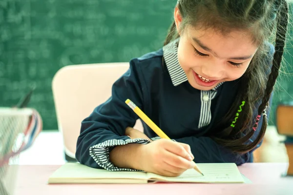Азіатська Студентка Початкової Школи Вивчає Домашнє Завдання Класі — стокове фото