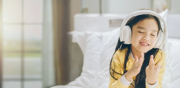 Student Szczęśliwy Dziewczyna Azjatyckich Słuchanie Muzyki Przez Słuchawki — Zdjęcie stockowe