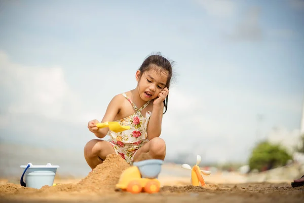 Asiatische Kind Glücklich Spielen Sand Strand — Stockfoto