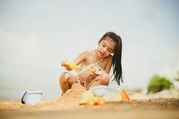 Asiatische Kind Glücklich Spielen Sand Strand — Stockfoto