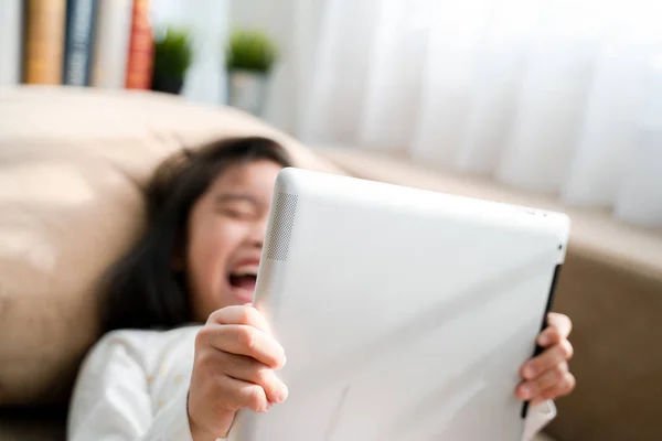 Niedliches Kind Das Ein Tablet Benutzt Und Auf Dem Sofa — Stockfoto