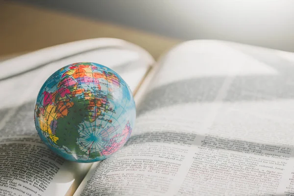 Dünya Küresi Kitabına Uygun Eğitim Okulu Konsepti — Stok fotoğraf
