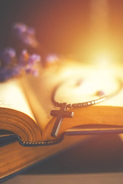 Närbild Trä Kristet Kors Halsband Bredvid Heliga Bibeln — Stockfoto
