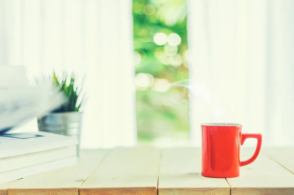 Kopp Kaffe Trä Bordsskiva Och Oskärpa Gardin Med Fönsterbakgrund — Stockfoto