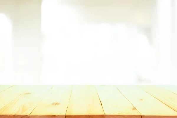 Holztischplatte Vor Verschwommenem Schlafzimmerinterieur — Stockfoto