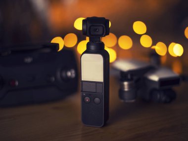 Yeni becerikli alet ile DJI indeks işlem Osmo cep küçük kamera birleştirmek gimbal ile yeni teknoloji kavramı