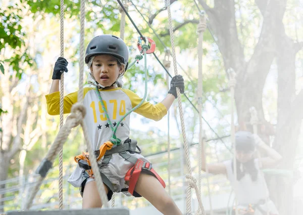 Menina Escola Feliz Desfrutando Atividade Parque Aventura — Fotografia de Stock