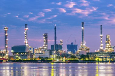 Nehir rafineri sabah ışığında yansıyan.