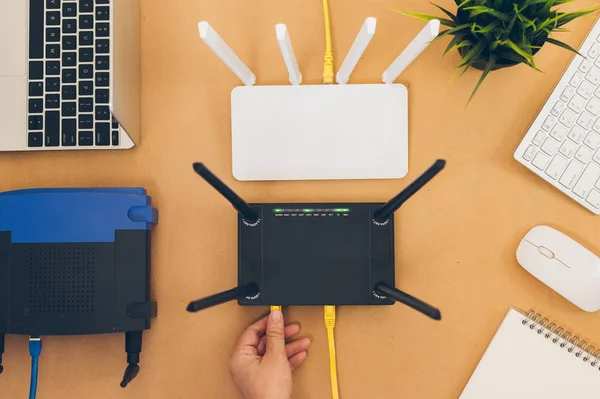 Flat Lay Mesa Escritório Com Roteador Wifi Computador Suprimentos Vista — Fotografia de Stock