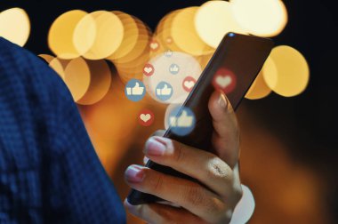 Sosyal medya kavramına sahip akıllı telefon kullanımı.