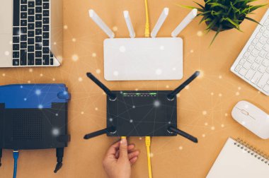 düz yatıyordu ofis masaları ile wifi yönlendirici, bilgisayar ve malzemeleri Üstten Görünüm 