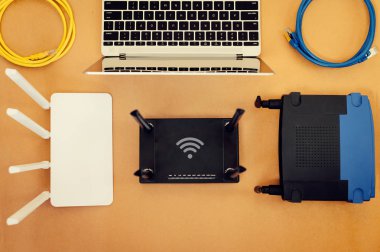 düz yatıyordu ofis masaları ile wifi yönlendirici, bilgisayar ve malzemeleri Üstten Görünüm 