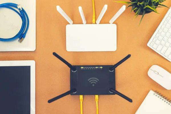 Lägenheten Låg Office Bord Med Wifi Router Dator Och Förnödenheter — Stockfoto