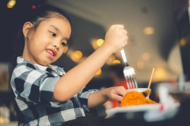 Kızarmış tavuk yemek Kortu yeme Asya çocuk 