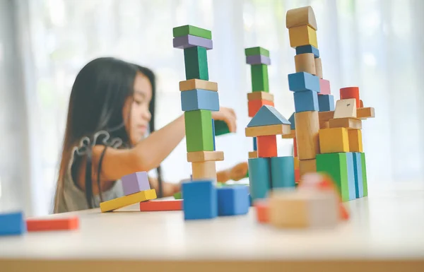 Niña jugando con bloques de juguete de construcción construyendo un remolque — Foto de Stock