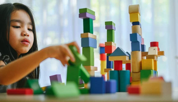 Niña jugando con bloques de juguete de construcción construyendo un remolque — Foto de Stock