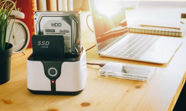 SSD ve Laptop, sata 6 gb bağlantısı olan katı durum sürücüsü 