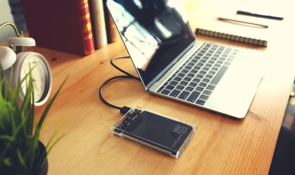 SSD και lap-top, κίνηση στερεάς κατάστασης με τη σύνδεση sata 6 gb — Φωτογραφία Αρχείου