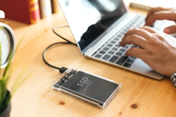 SSD und Laptop, Solid State Drive mit Sata 6 GB Anschluss — Stockfoto