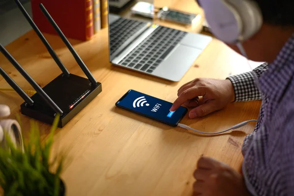 Anak muda menghubungkan router wifi di smartphone untuk Internet dan — Stok Foto