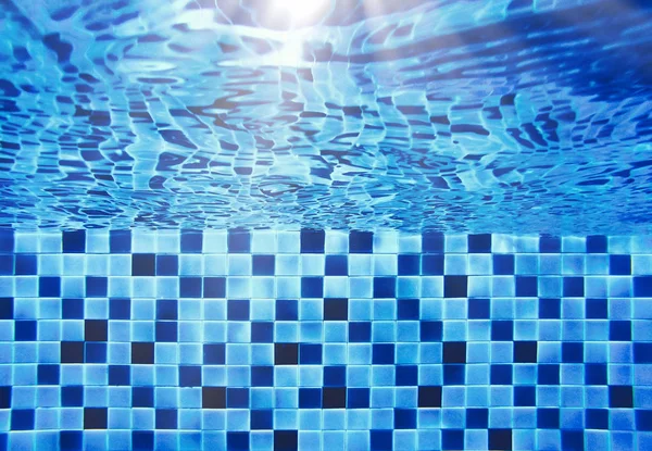 Pod wodą w basenie i mozaika płytki mieszanka ocean — Zdjęcie stockowe
