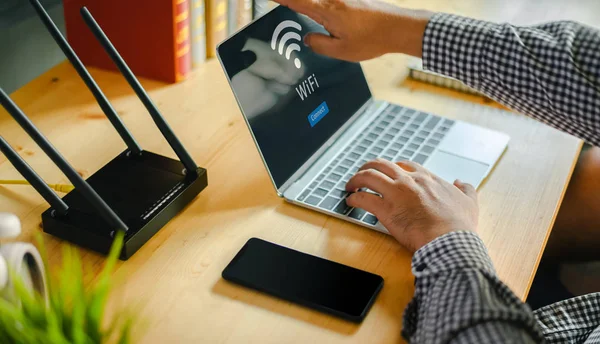 Joven Conexión de router wifi En el teléfono inteligente para Internet y — Foto de Stock