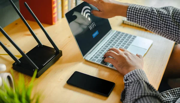 Junger Mann verbindet Router wifi auf Smartphone für das Internet und — Stockfoto