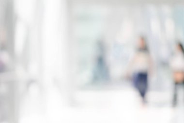 Bulanık insanlar modern bir ortamda yürüyüş