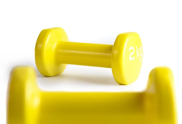 Dos pesas amarillas aisladas sobre fondo blanco con recorte —  Fotos de Stock