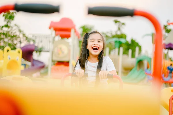Criança brincando se divertindo no playground — Fotografia de Stock