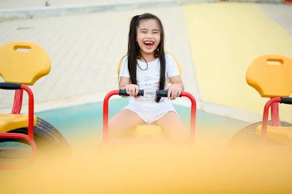 Kind spielt mit Spaß auf Spielplatz — Stockfoto